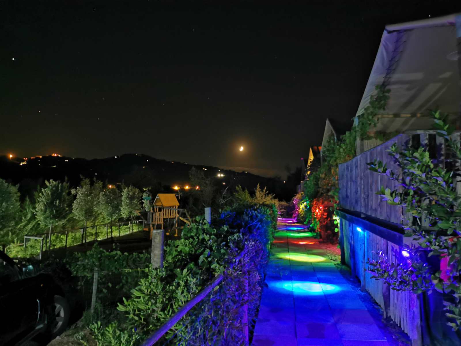 1600x1200web_NightArround