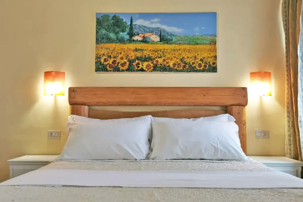 Camere del Girasole Village con vista sulle colline marchigiane