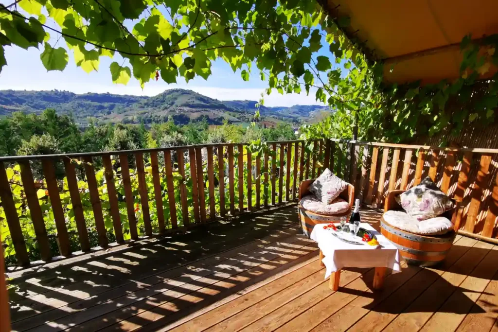 Glamping safari tent immersa nel verde al Girasole Village