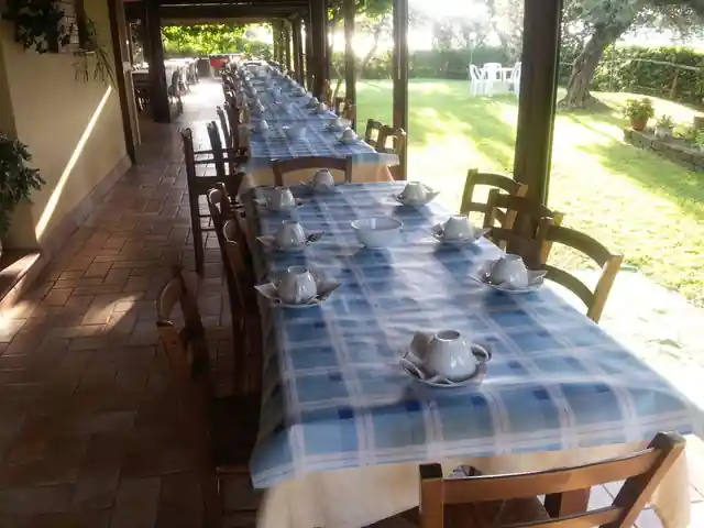 Tavola imbandita nel ristorante del Girasole Village