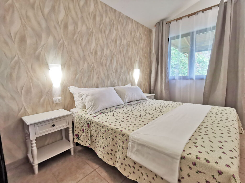 Camera Orchidea - interno luminoso al Girasole Village