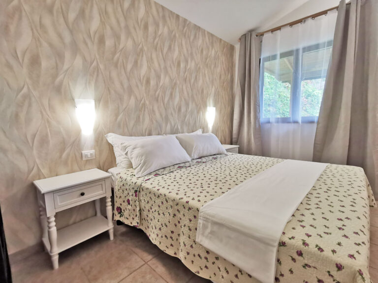 Camera Orchidea - interno luminoso al Girasole Village