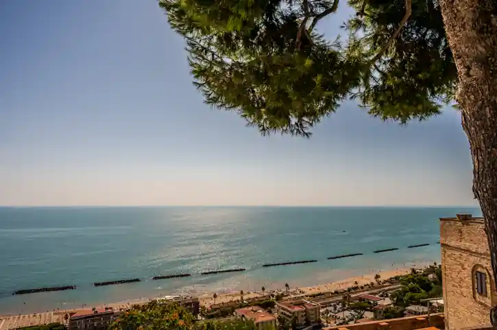 Vista panoramica sul mare Adriatico da Cupra Marittima vicino al Girasole Village