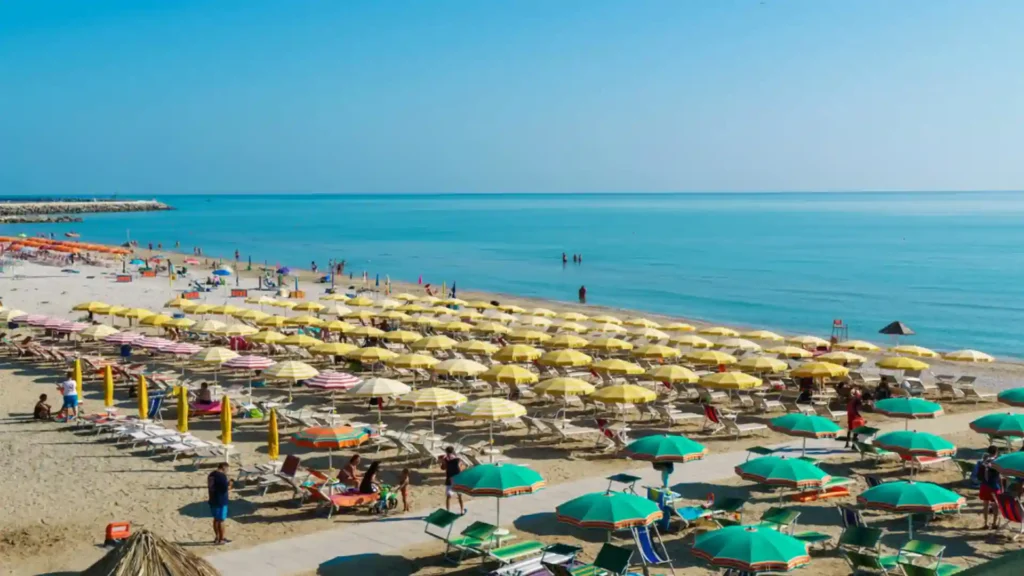 Spiaggia della Riviera delle Palme sul mare Adriatico nelle Marche